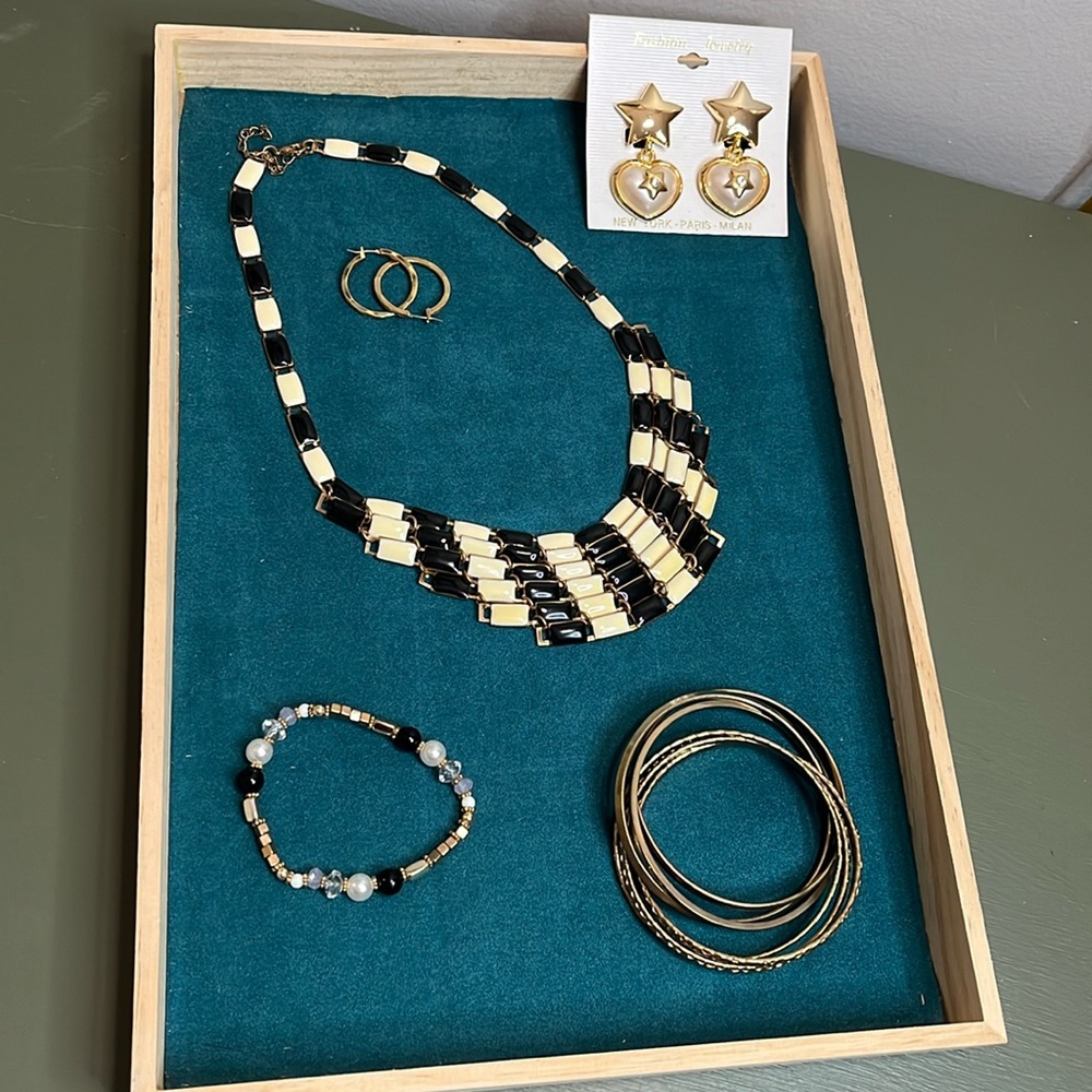 Jewelry bundle gold tone, black, cream 5pcs